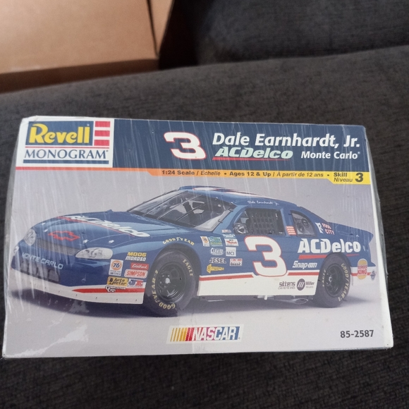 Revell Dale Earnhardt Jr ACDELO Monte Carlo - Picture 6 of 6